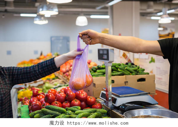 女人在街头市场买新鲜的蔬菜